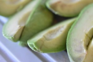 Tomatsalat med avocado og basilikum
