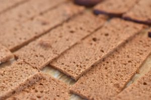 Rugbrødschips - opskrift på hjemmelavede rugbrødschips i ovn