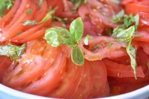 Tomatsalat med avocado og basilikum