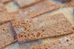 Rugbrødschips - opskrift på hjemmelavede rugbrødschips i ovn