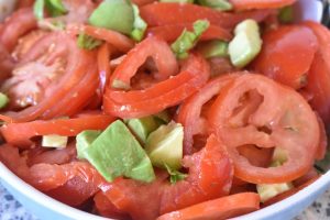 Tomatsalat med avocado og basilikum
