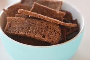 Rugbrødschips - opskrift på hjemmelavede rugbrødschips i ovn