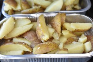 Pommes frites på grill - grillede kartofler 