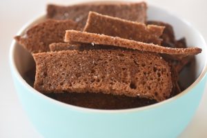 Rugbrødschips - opskrift på hjemmelavede rugbrødschips i ovn