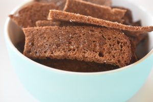 Rugbrødschips med krydderi - sprøde og lækre