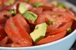 DSC_2057 • nogetiovnen.dk Tomatsalat med avocado og basilikum