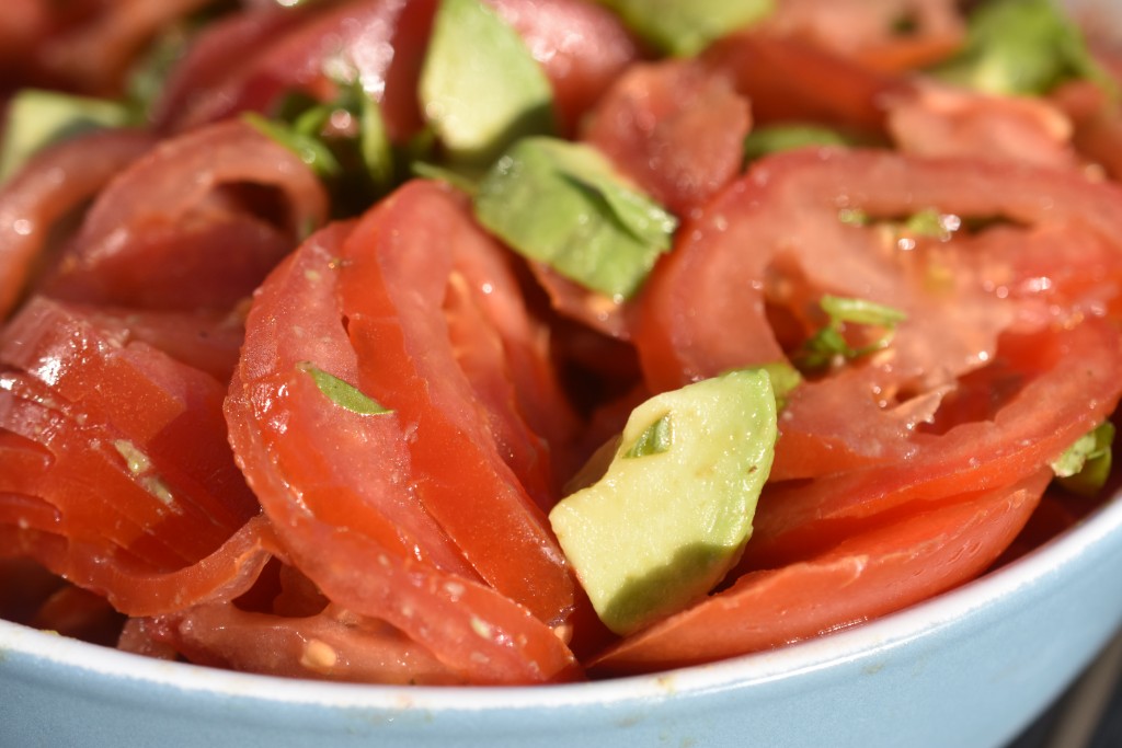 Tomatsalat med avocado og basilikum