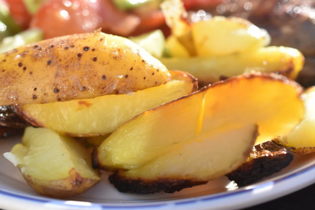 Pommes frites på grill - grillede kartofler