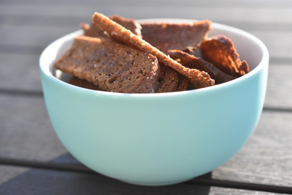 Rugbrødschips med krydderi - sprøde og lækre