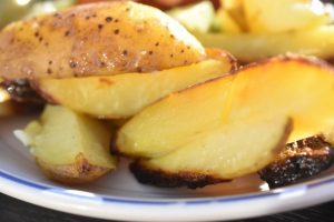 Pommes frites på grill - grillede kartofler 
