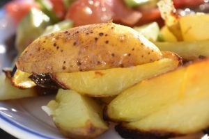 Pommes frites på grill - grillede kartofler 