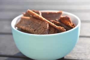 Rugbrødschips - opskrift på hjemmelavede rugbrødschips i ovn
