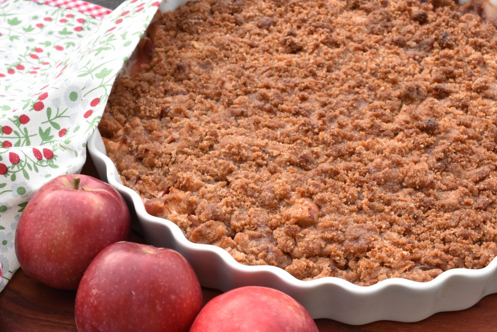 Æblecrumble med kokos & kanel - nem æblekage