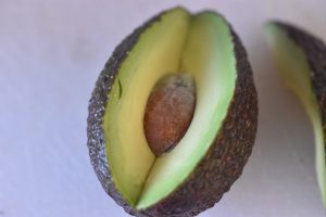 Guacamole med tomat og rødløg - nem opskrift