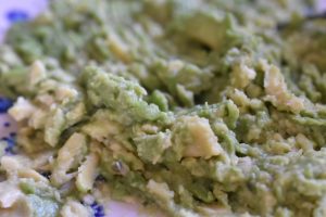 Guacamole med tomat og rødløg - nem opskrift