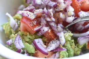 Guacamole med tomat og rødløg - nem opskrift
