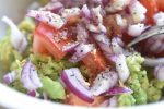 Guacamole med tmat og rødløg - nem opskrift