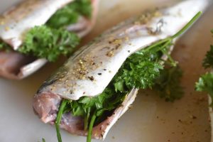 Grillet makrel med persille - makrel på grill 