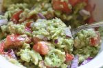 Guacamole med tomat og rødløg - nem opskrift