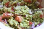 Guacamole med rødløg og tomat