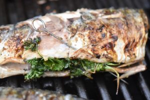 Grillet makrel med persille - makrel på grill 