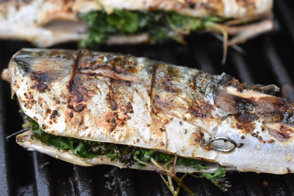 Grillet makrel med persille - klar på et kvarter