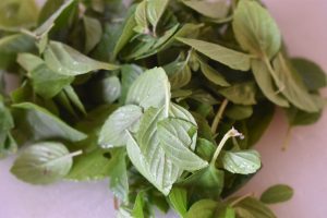 Pasta med tomat, basilikum, hvidløg og ost - cremet og lækker