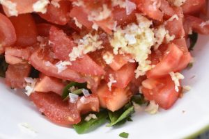 Pasta med tomat, basilikum, hvidløg og ost - cremet og lækker