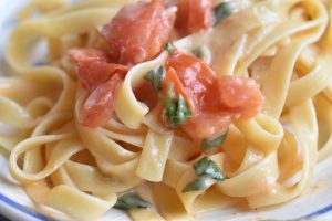 Pasta med tomat, basilikum, hvidløg og ost - cremet og lækker