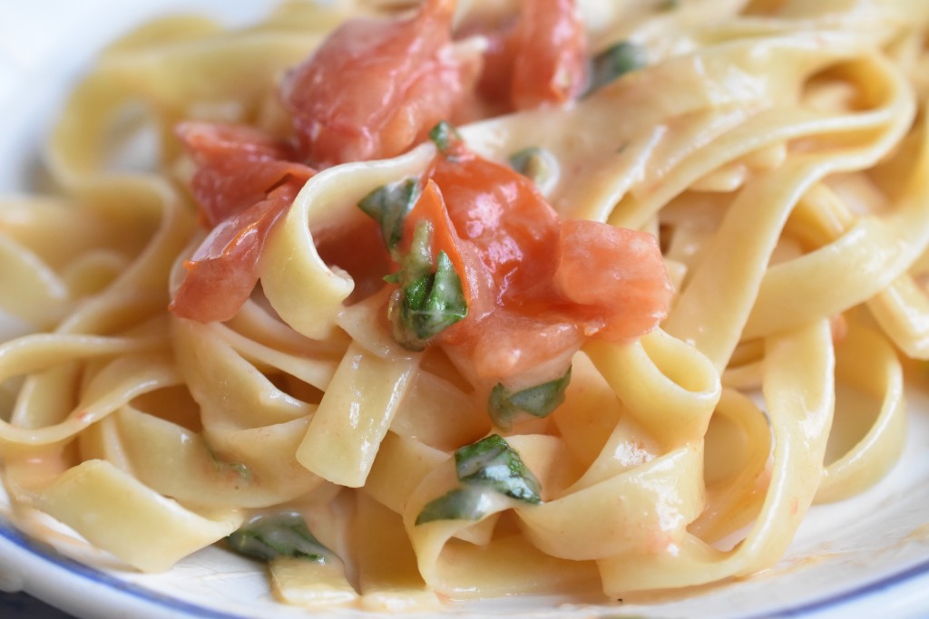 Pasta med tomat, basilikum, hvidløg og ost - cremet og lækker