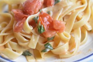 Pasta med tomat, basilikum, hvidløg og ost - cremet og lækker