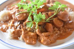 Paprikagryde : svinemørbrad, bacon og pølser i lækker flødesauce