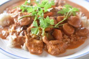 Paprikagryde : svinemørbrad, bacon og pølser i lækker flødesauce