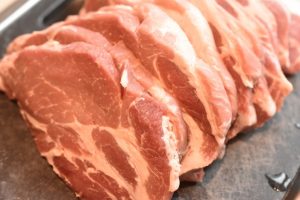 Koteletter i slow cooker med tomat flødesovs