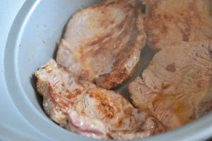 Koteletter i slow cooker med tomat flødesovs