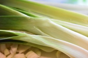 Koteletter i slow cooker med tomat flødesovs