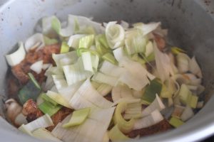 Koteletter i slow cooker med tomat flødesovs