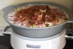 Koteletter i slow cooker med tomat flødesovs