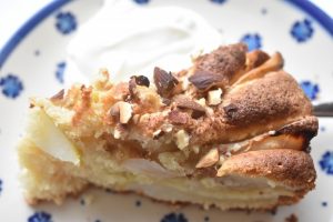 Pæretærte med mandler og strejf af ingefær - nem og lækker