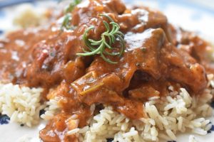 Koteletter i slow cooker med tomat flødesovs