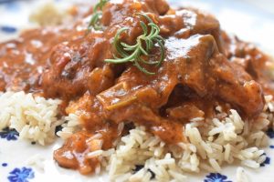 Koteletter i slow cooker med tomat flødesovs