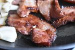 Æbleflæsk med løg og bacon - nem opskrift