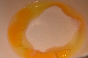 Æblekage med kanel i bradepande - nem og lækker