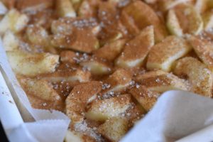 DSC_2494 • nogetiovnen.dk Æblekage med kanel i bradepande - nem og lækker