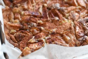 Æblekage med kanel i bradepande - nem og lækker