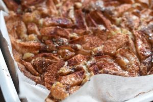 Æblekage med kanel i bradepande - nem og lækker