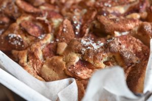 Æblekage med kanel i bradepande - nem og lækker