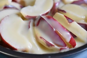 Æbletærte med karamel af kondenseret mælk