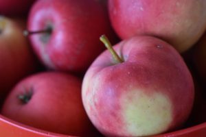 Æbletærte med karamel af kondenseret mælk
