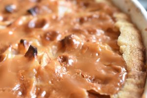 Æbletærte med karamel af kondenseret mæl